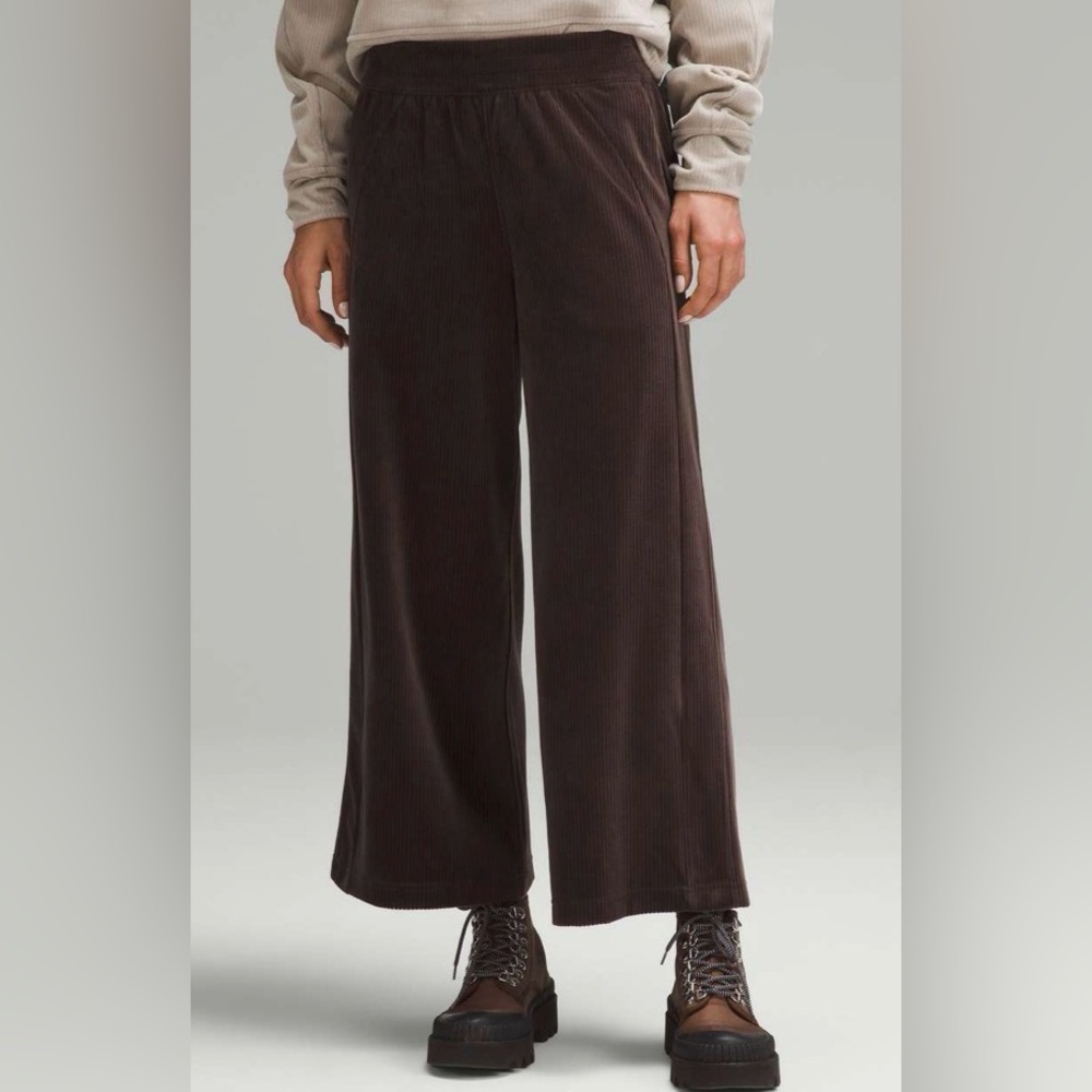 NWOT Lululemon Scuba Mid-Rise Wide-Leg Crop *Velvet Cord
Espresso